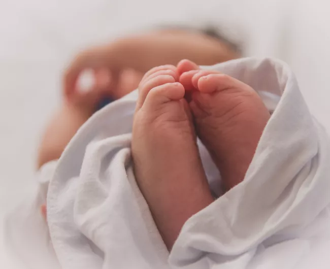 baby_feet_with_white_blanket