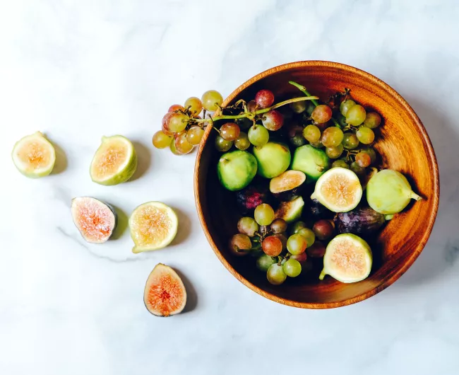 figs in bowl on table