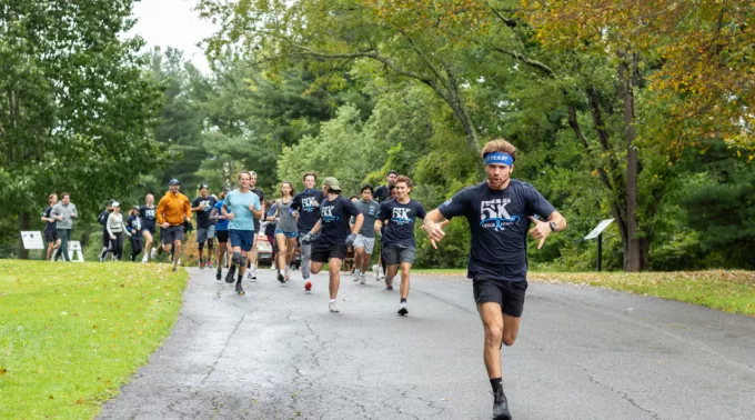 man leads runners at the leslie grace 5k